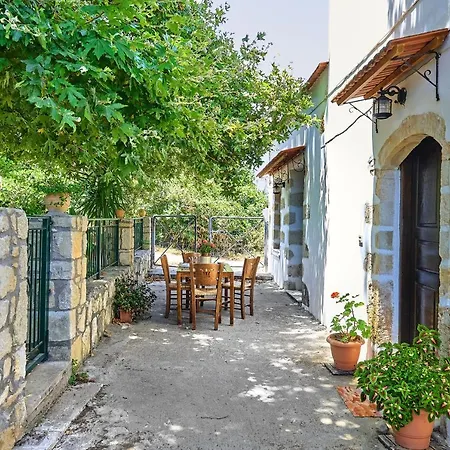 Вилла Platanos Stone House *
