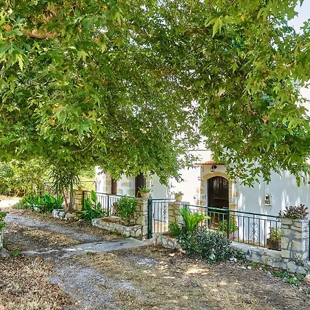 Platanos Stone House Каливес