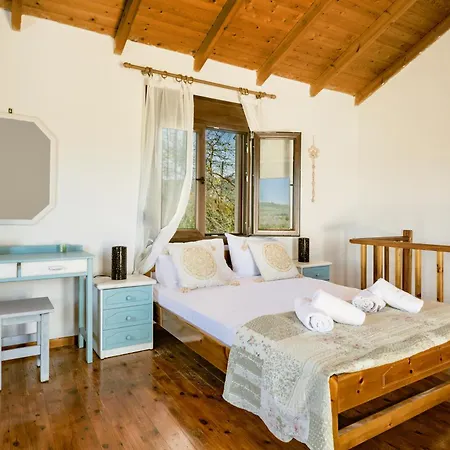 Platanos Stone House Каливес